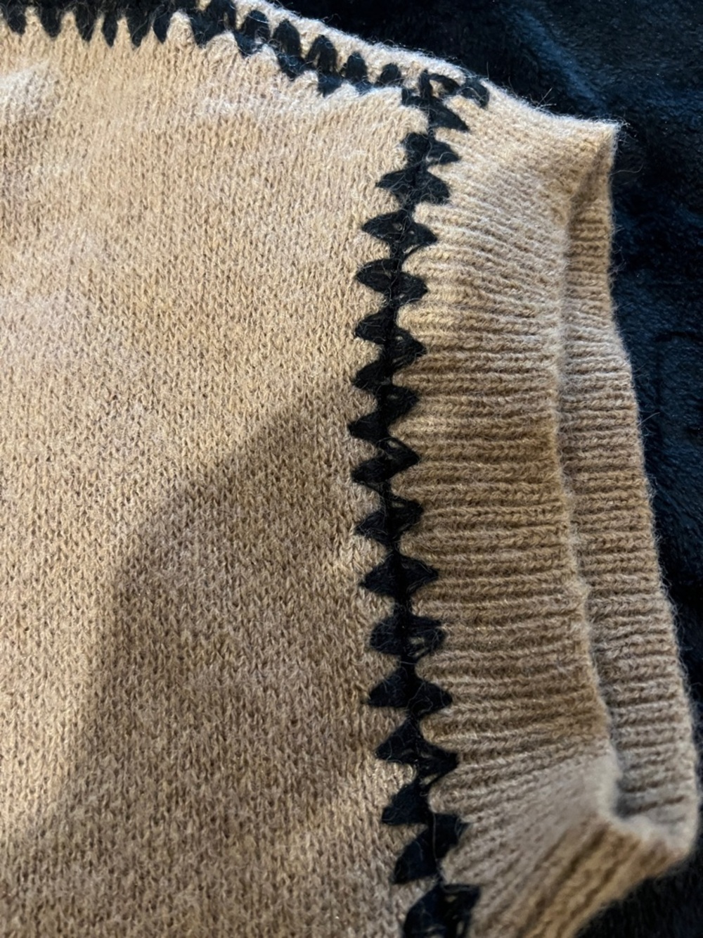NWT Umgee Brown V-Neck Short Sleeve Sweater with Black Zigzag Trim - Picture 4 of 4